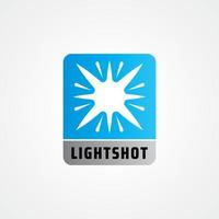 concepto de diseño de logotipo de disparo de luz para empresa profesional de iluminación, espectáculo de arte láser, evento multimedia, tecnología, potencia y energía, etc. color azul, blanco y plateado vector