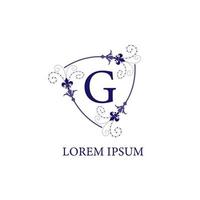 escudo floral decorativo con adorno de flor de lirio. plantilla de diseño de logotipo inicial del alfabeto letra g. aislado sobre fondo blanco. tema de color violeta púrpura. vector