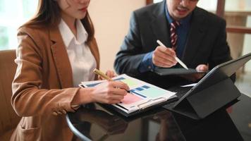 deux équipes commerciales diverses discutant d'un projet d'entreprise ou d'un mentor aidant un étudiant latin, un nouvel employé, un stagiaire en enseignement, expliquant le travail en ligne à l'aide d'un ordinateur portable parlant, ayant un travail d'équipe video