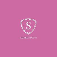 plantilla de diseño de logotipo inicial de letra s. ilustración de escudo floral decorativo de plata de lujo. aislado sobre fondo de color rosa. Adecuado para productos de seguros, moda y belleza. vector