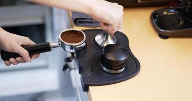 compactando café fresco para fazer café moído