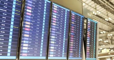 bangkok, tailândia - 6 de maio de 2022 informações de voo em um horário no aeroporto. video