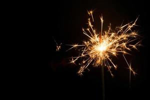 bengala de fiesta de año nuevo sobre fondo negro foto