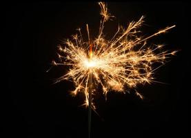 bengala de fiesta de año nuevo sobre fondo negro foto