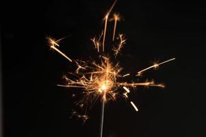 bengala de fiesta de año nuevo sobre fondo negro foto
