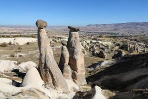tres bellezas chimeneas de hadas en la ciudad de urgup, capadocia, nevsehir, turquía foto
