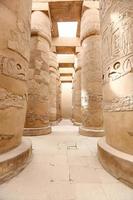 columnas en la sala hipóstila del templo de karnak, luxor, egipto foto