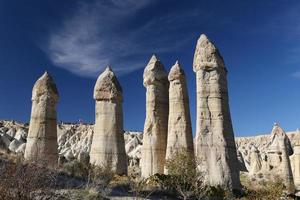 formaciones rocosas en el valle del amor, capadocia, nevsehir, turquía foto