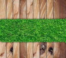 madera con fondo de hierba verde foto