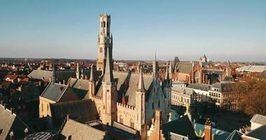 imágenes aéreas bajo el centro de la ciudad medieval de brujas en el día de verano video