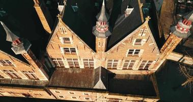 imágenes aéreas bajo el centro de la ciudad medieval de brujas en el día de verano video