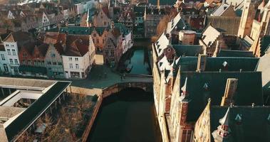 imágenes aéreas bajo el centro de la ciudad medieval de brujas en el día de verano