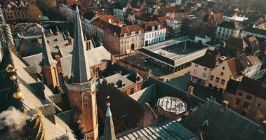 riprese aeree sotto il centro medievale di Brugge nel giorno d'estate video