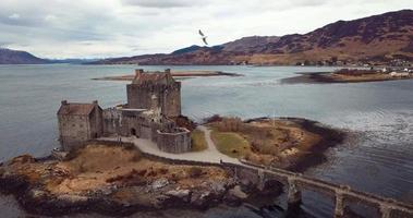 imágenes aéreas del castillo medieval de eilean donan en otoño video