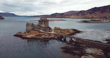 Luftaufnahmen der mittelalterlichen Burg Eilean Donan im Herbst video