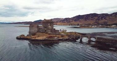 imágenes aéreas del castillo medieval de eilean donan en otoño video