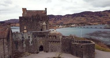 images aériennes du château médiéval d'eilean donan à l'automne video