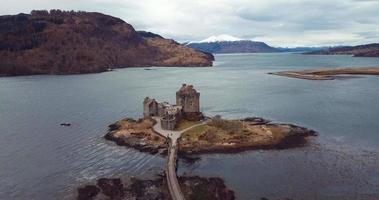 imagens aéreas do castelo medieval eilean donan no outono video