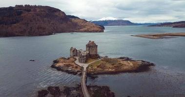 Luftaufnahmen der mittelalterlichen Burg Eilean Donan im Herbst video