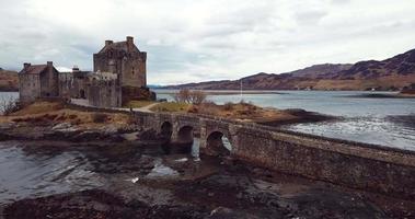 imagens aéreas do castelo medieval eilean donan no outono video