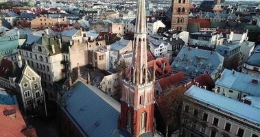 Luftaufnahme der bunten Dächer und alten Gebäude in der Altstadt von Riga, Lettland video