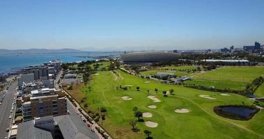 luchtfoto naar het stadscentrum van Kaapstad met het stadion en de groene heuvels, Zuid-Afrika video