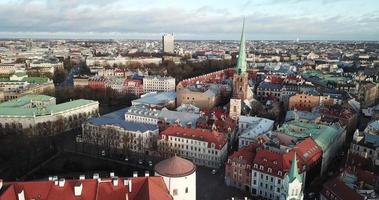 luchtfoto van de kleurrijke daken en oude gebouwen in de oude stad van riga, letland video