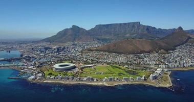 luchtfoto naar het stadscentrum van Kaapstad met het stadion en de groene heuvels, Zuid-Afrika video