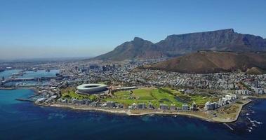 luftaufnahme zum stadtzentrum von kapstadt mit dem stadion und den grünen hügeln, südafrika video