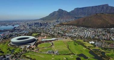 luftaufnahme zum stadtzentrum von kapstadt mit dem stadion und den grünen hügeln, südafrika video