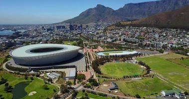 vista aérea del centro de ciudad del cabo con el estadio y colinas verdes, sudáfrica video