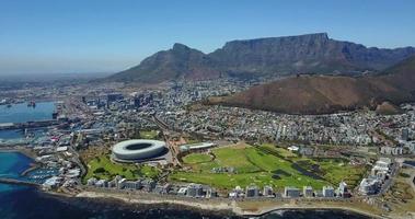 vista aérea para o centro da cidade do cabo com o estádio e colinas verdes, áfrica do sul