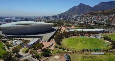 vista aérea del centro de ciudad del cabo con el estadio y colinas verdes, sudáfrica video