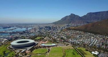 luftaufnahme zum stadtzentrum von kapstadt mit dem stadion und den grünen hügeln, südafrika video