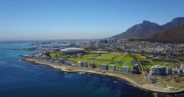 vista aérea para o centro da cidade do cabo com o estádio e colinas verdes, áfrica do sul