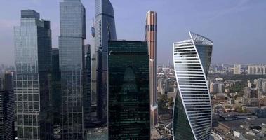 Luftbild zu den Geschäftstürmen der Stadt Moskau video
