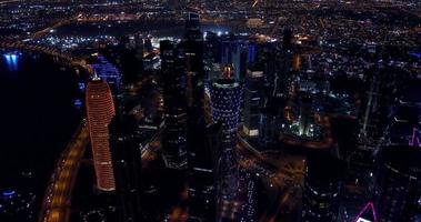 riprese notturne del centro della capitale di doha, in qatar video