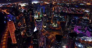 images de nuit du centre-ville de doha, qatar video