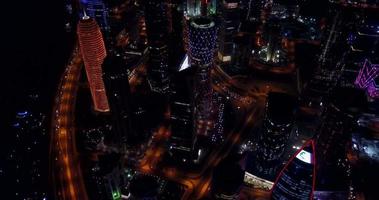 imágenes nocturnas del centro de la ciudad capital de doha, qatar video