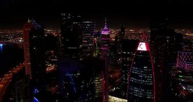 riprese notturne del centro della capitale di doha, in qatar video