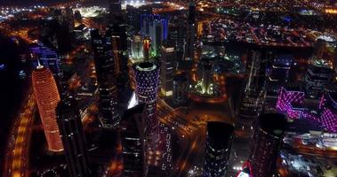 imágenes nocturnas del centro de la ciudad capital de doha, qatar video