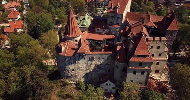vue aérienne du château de bran dracula à brasov, roumanie video