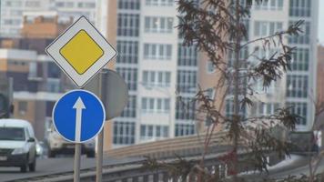 Zeitraffer der Hauptstraße Straßenschild, Evakuierung von Autos, russische Winterstraße video