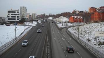 kazán, rusia, 2 de diciembre de 2016 tráfico urbano en la ciudad más grande de rusia. kazanis hogar de una población de alrededor de 1,4 millones de personas, lapso de tiempo video