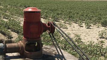 Máquina de bomba de agua de soldadura subterránea de una sola correa giratoria del eje del tractor video