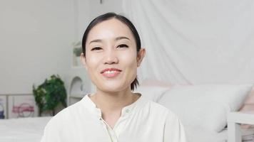 asiatische frau begrüßt freunde auf webcam-online-treffen video