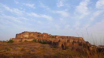 Zeitraffer von Mehrangarh Fort in Jodhpur, Rajasthan, Indien am Abend. video