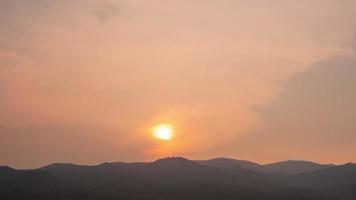 Zeitraffer des dramatischen Sonnenuntergangs mit orangefarbenem Himmel an einem sonnigen Tag. video