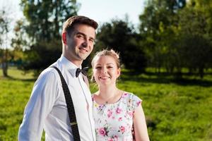 joven pareja feliz enamorada retrato en el parque de verano foto