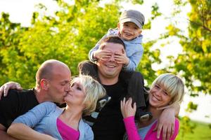 amigos de la familia divirtiéndose, jugando, sonriendo al aire libre foto